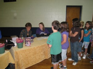Gloria meets her fans at Emma Chase Elementary!